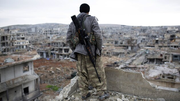 Ein kurdischer Scharfschütze in Kobane (Bild: AP)