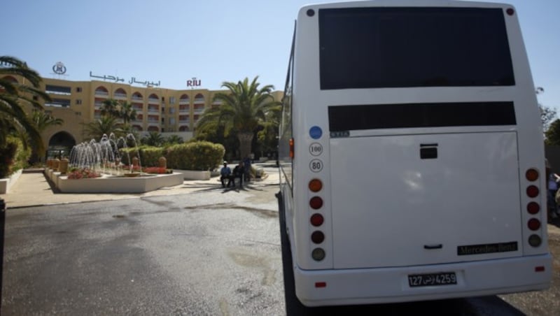 Ein Bus vor dem Imperial Marhaba Hotel (Bild: AP)