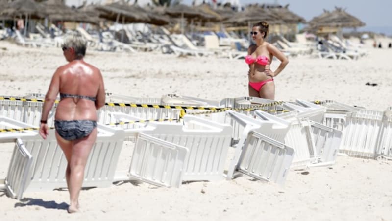 Nur wenige Touristen wagen sich einen Tag nach dem Anschlag an den Strand. (Bild: AP)