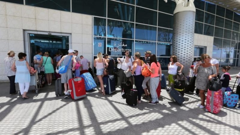 Touristen auf dem Flughafen Enfidha (Bild: APA/EPA/MOHAMED MESSARA)