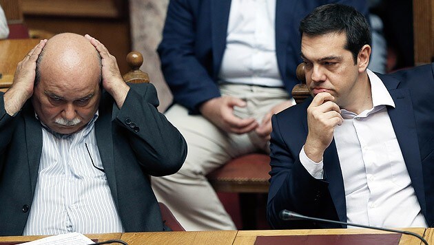 Griechenlands Innenminister Nikos Voutsis (li.), Premier Alexis Tsipras (Bild: AP)