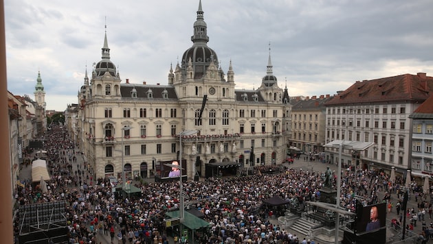 Vor dem Grazer Rathaus endete der Trauerzug (Bild: Sepp Pail)