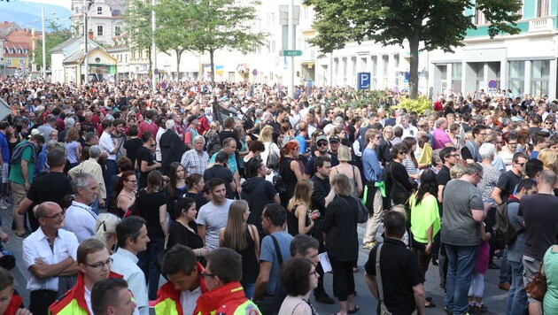Auf dem Grazer Griesplatz hatten sich die Menschen für den Trauermarsch durch die Stadt gesammelt. (Bild: Sepp Pail)