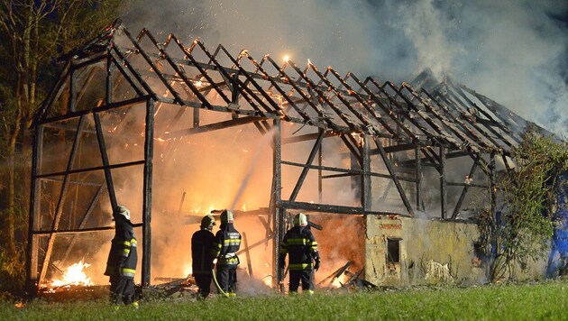 Ein Brandleger zündete diesen Stadl an, der völlig ausbrannte. (Bild: http://mariokienberger.at)