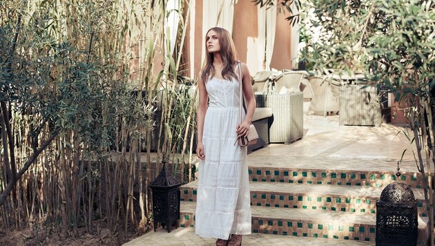 Ein weißes, langes Kleid ist das perfekte Outfit für den Sommer. (Bild: Bik Bok/Viktor Flumé)