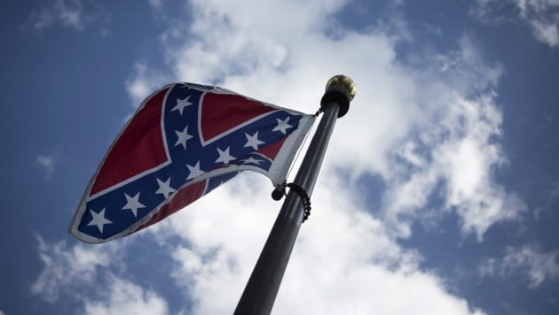 Die Konföderierten-Flagge sorgt nach dem Kirchenmassaker für emotionale Debatten. (Bild: APA/EPA/JOHN TAGGART)
