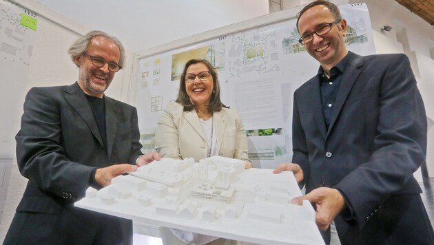 Vorsitzender der Jury Marcel Ferrier (li.), Zanon und Sieger des Wettbewerbes Paul Wichert. (Bild: Christof Birbaumer/Kronenzeitung)