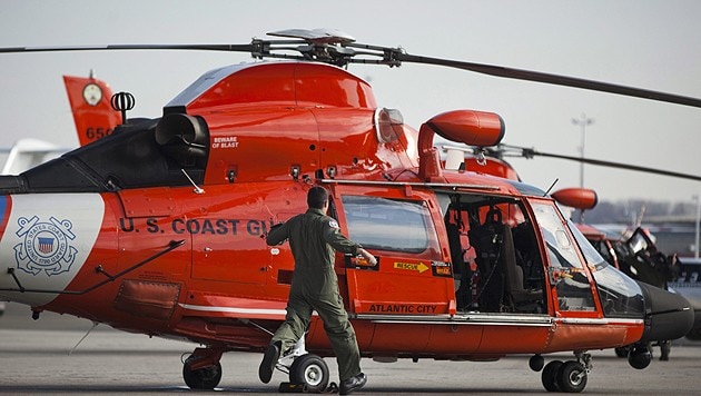 Ein Hubschrauber der US-Küstenwache, die zum Unglücksort gerufen wurde (Bild: Jim Lo Scalzo/EPA/picturedesk.com (Symbolbild))