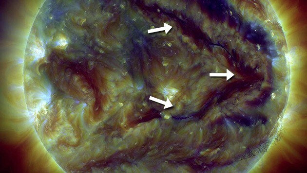 Zwei Filamente formen eine pfeilförmige Struktur auf der Sonne. (Bild: NASA/SDO)