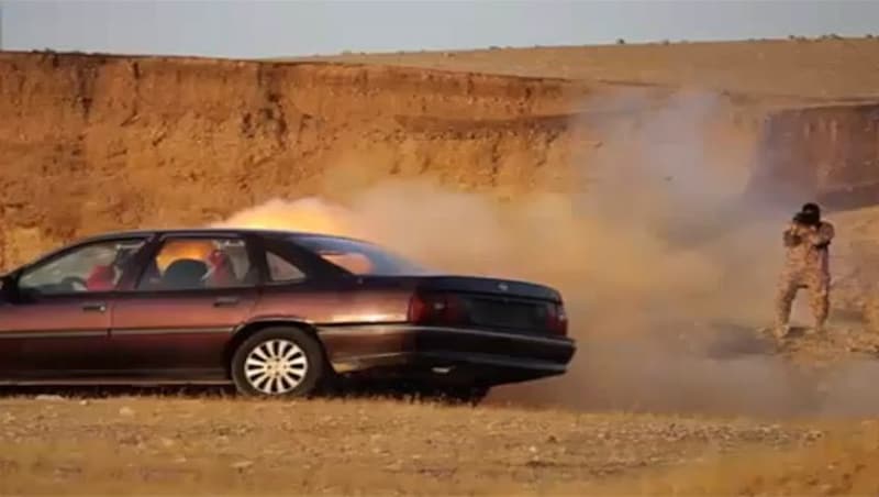 Das Auto wird mit einer Panzerfaust in Brand geschossen. (Bild: YouTube.com)