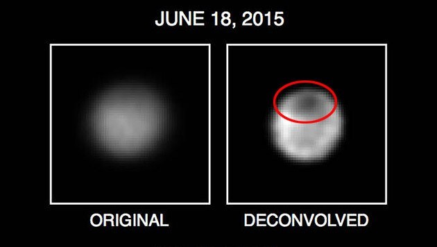 Das Originalbild (links) von Charon und die bearbeitete Aufnahme (rechts) (Bild: NASA/Johns Hopkins University Applied Physics Laboratory/SRI)