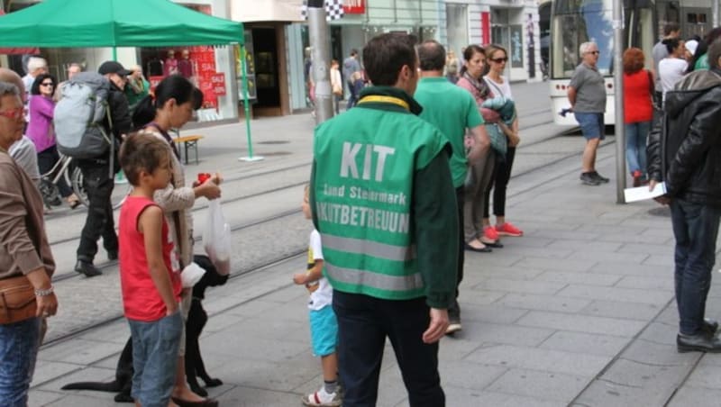 Mitarbeiter des Kriseninterventionsteams sind in der Innenstadt unterwegs. (Bild: Christian Jauschowetz)