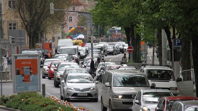 Der Anteil des motorisierten Individualverkehrs in Graz soll um zehn Prozent reduziert werden. (Bild: KRONEN ZEITUNG)