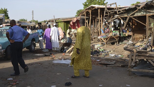 Tote, Zerstörung und Chaos auf dem belebten Markt nach dem Anschlag (Bild: AP)