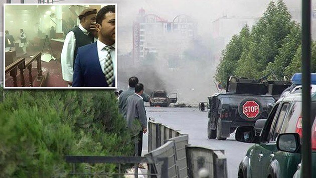 Anschlag im Herzen Kabuls: Chaotische Szenen im Inneren des Parlaments (kl. Bild) (Bild: twitter.com)