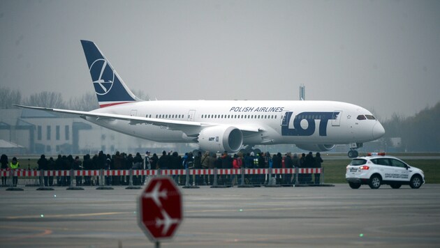 Eine Boeing 787 Dreamliner der Fluggesellschaft LOT auf dem Flughafen von Warschau (Bild: JACEK TURCZYK/EPA/picturedesk.com)