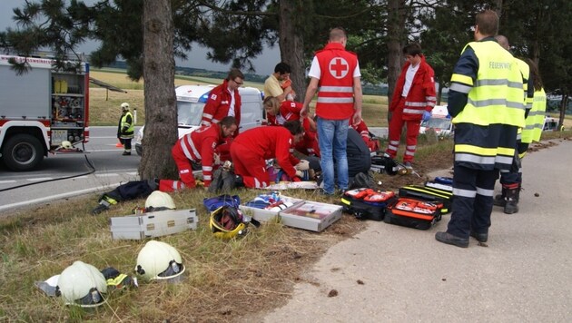 Das Rote Kreuz versorgte die Verletzten, nachdem die Feuerwehr die Opfer geborgen hatte. (Bild: APA/FF/SCHEURINGER)