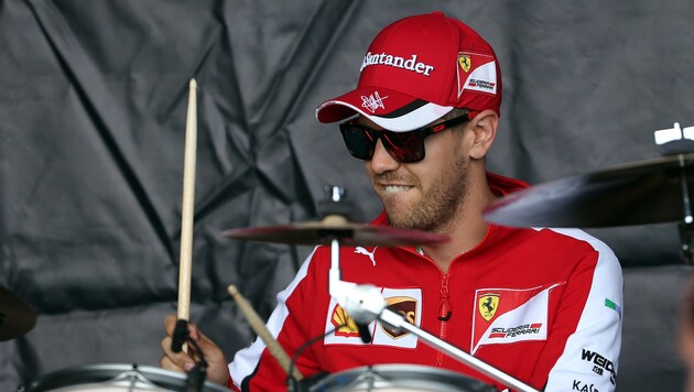 Sebastian Vettel am Schlagzeug (Bild: GEPA)