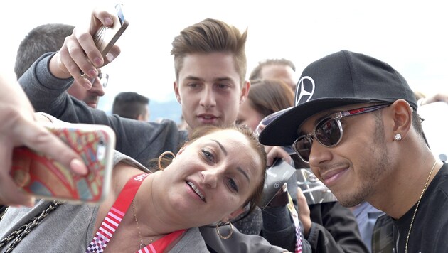 Selfies mit Lewis Hamilton (Bild: APA/EPA/HERBERT NEUBAUER)