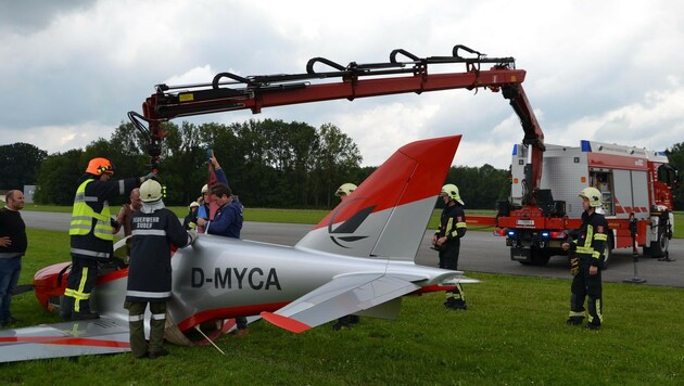 Ohne ausgefahrenes Bugfahrwerk setzte das Kleinflugzeug zur Landung an. (Bild: APA/BFKDO SCH€ÄRDING)