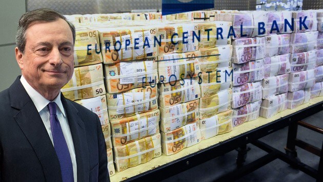 Die EZB (im Bild Zentralbankchef Mario Draghi) greift den Griechen erneut unter die Arme. (Bild: APA/EPA/BORIS ROESSLER, APA/HERBERT PFARRHOFER)