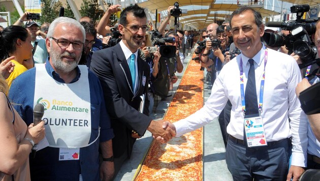 Guinness-Weltrekord-Richter Lorenzo Veltri (links) gratuliert Expo-Chef Guiseppe Sala. (Bild: APA/EPA/DANIELE MASCOLO)