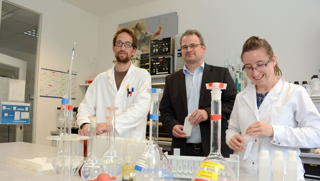 Instituts-Chef Bernd Jenewein (Mitte) mit Labormitarbeitern. (Bild: FISCHER ANDREAS)
