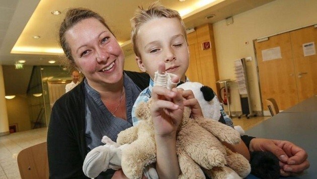 Anton (4), glücklich mit seiner Mama Margit Leberbauer: Er fixiert seinen geretteten Finger. (Bild: Markus Tschepp)
