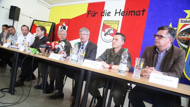Kärntens Politikspitze und Bleiburg spricht sich gegen die Unterbringung in der Kaserne aus (Bild: Kronenzeitung)