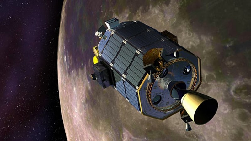 Die Sonde LADEE bei ihrem Orbit um den Mond (Bild: NASA)