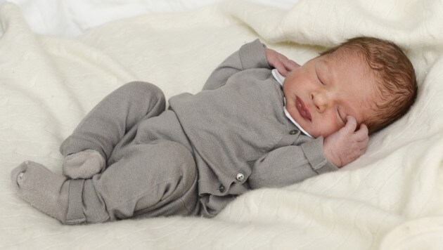 Seinen ersten Fototermin verschlief Madeleines kleiner Prinz. (Bild: Kungahuset.se)