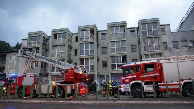 In diesem Wohnhaus in Hötting brannte am Dienstag Abend ein Kinderwagen. Es war Brandstiftung. (Bild: zeitungsfoto.at)