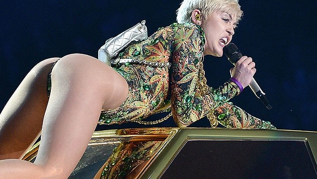Miley Cyrus auf der Bühne (Bild: AFP/Jamie McCarthy)