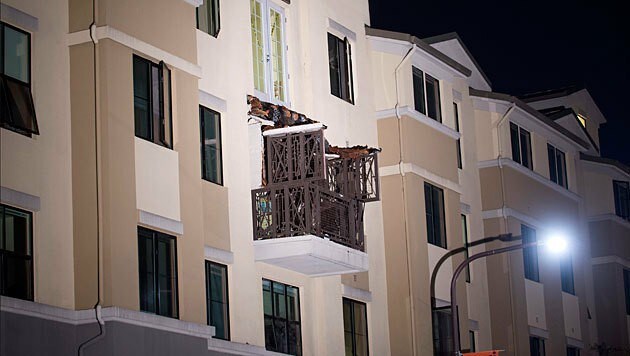 Der abgestürzte Balkon liegt auf dem darunter liegenden Balkon. (Bild: APA/EPA/Peter Dasilva)