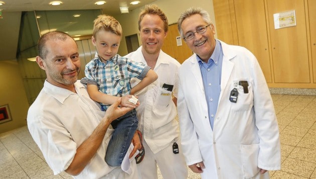 Anton mit seinen Ärzten (Bild: MARKUS TSCHEPP)