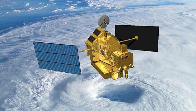 Der Satellit TRMM über einem Wirbelsturm. (Bild: NASA)