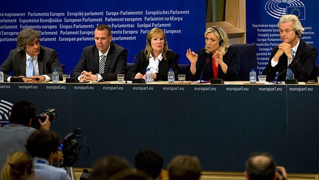 Die Rechtsaußen-Fraktion im EU-Parlament mit Vilimsky, Le Pen und Wilders (Bild: AP)