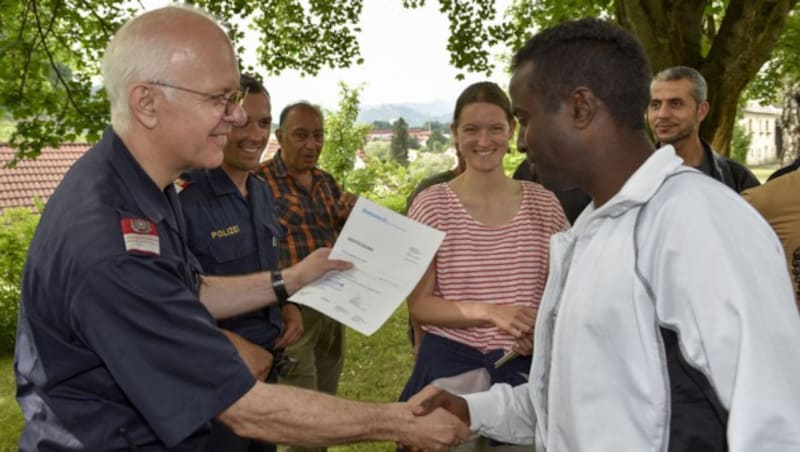 "Zeugnisübergabe" nach dem Training mit Rudolf Pöschl (li.) (Bild: Landespolizeidirektion Steiermark/Maximilian Ulrich)