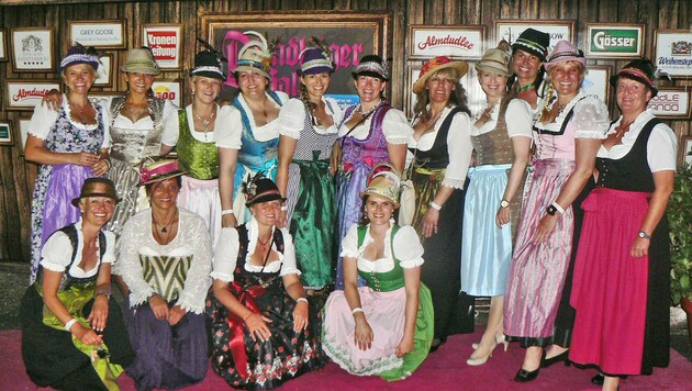In dieser bayrischen Mädls-Runde blieb kein Auge trocken. Sie verkauften ihre Hut-Kreationen. (Bild: Christian Biendl)