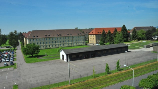 Die Kaserne in Linz-Ebelsberg kommt als Asyl-Quartier wieder ins Spiel. (Bild: Horst Einöder)