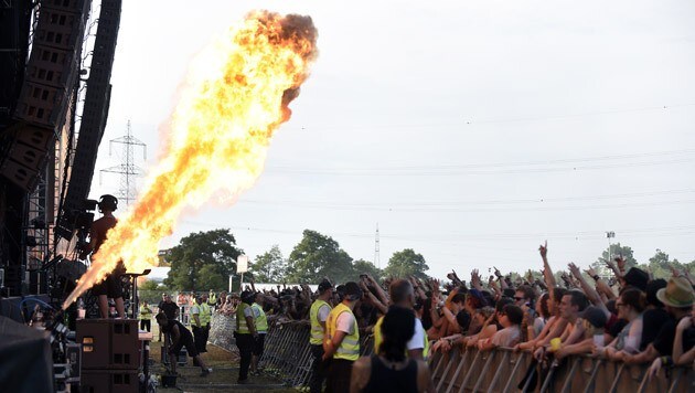 Eine Feuerfontäne während des Konzertes von In Extremo (Bild: APA/HERBERT P. OCZERET)