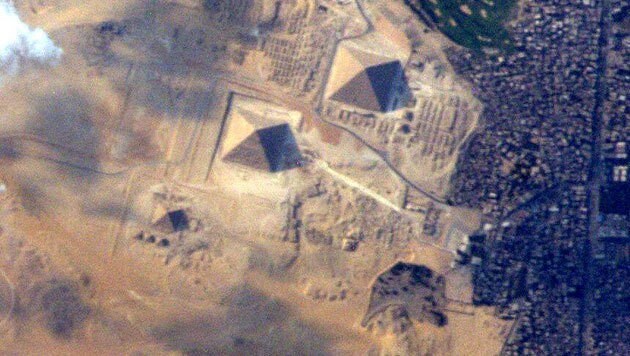 Die Großen Pyramiden im ägyptischen Gizeh von der ISS aus fotografiert. (Bild: NASA via Terry W. Virts)