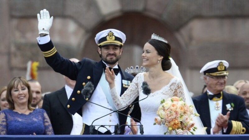 Carl Philip und Sofia winken. (Bild: AFP/JONATHAN NACKSTRAND)