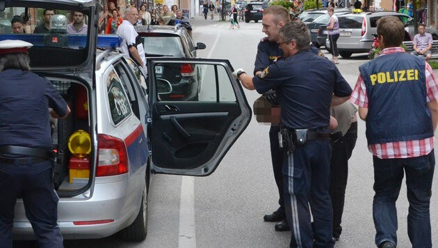 Messermord in Wörgl: Der Tatverdächtige wird von der Polizei festgenommen. (Bild: APA/ZOOM-Tirol)