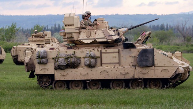 US-Kampfpanzer vom Typ Bradley bei einem Manöver (Bild: APA/EPA/ZURAB KURTSIKIDZE)