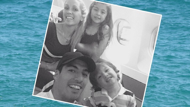 Familienausflug. Barca-Striker Luis Suarez hebt mit Frau und Kindern ab. (Bild: AP)
