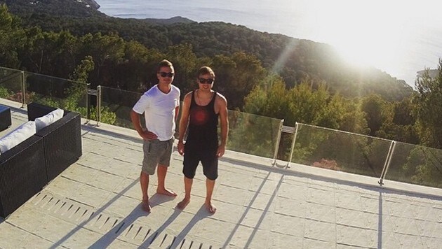 Mario Götze genießt mit einem Freund die Sonne auf Ibiza. (Bild: Instagram)