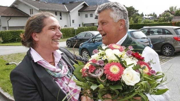 Vizebürgermeister Josef Grasmann hatte für die Bürgermeisterin den Blumenstrauß schon im Auto. (Bild: Markus Tschepp)