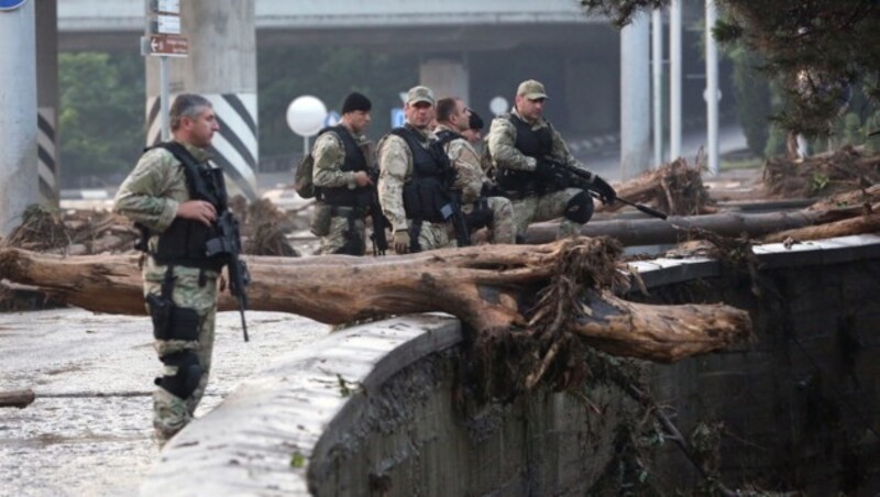 Auch die Armee ist im Einsatz. (Bild: BESO GULASHVILI/GEORGIAN PRIME MINISTER'S PRESS SERVICE/HANDOUT)