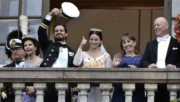 Grüße vom Balkon von Carl Philip und Sofia sowie den Eltern des Brautpaares (Bild: AP)